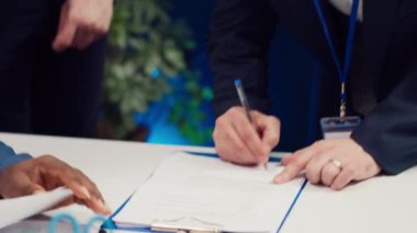 İşletme yöneticileri el sıkışıyor ve yeni bir sözleşme imzalıyor, girişimleri arasında verimli bir işbirliği başlatıyorlar. Liderler terimleri, organizasyonel büyümeyi ve başarıyı kabul ediyorlar. Kamera A.
