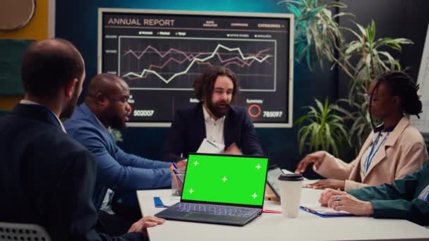 Partnerzy Biznesowi Uczestniczący Spotkaniu Obok Laptopa Typu Greenscreen Dyskutujący Losie — Wideo stockowe
