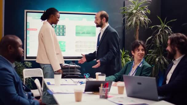 Business Manager Doet Handdruk Met Een Nieuwe Werknemer Tijdens Een — Stockvideo
