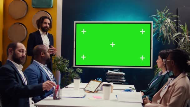Vertriebsmanagement Team Arbeitet Mit Isolierten Copyspace Displays Einem Briefing Meeting — Stockvideo