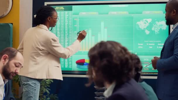 Команда Фінансових Аналітиків Оцінює Ринкові Тенденції Інфографіку Переглядає Стратегії Бізнес — стокове відео