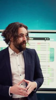 Girişimci iş arkadaşlarının portresi, iş geliştirme planının stratejik planlarını tartışmak üzere bir konferans salonunda toplandı. Örgüt çalışanları izlenimlerini paylaşıyorlar. Kamera B.