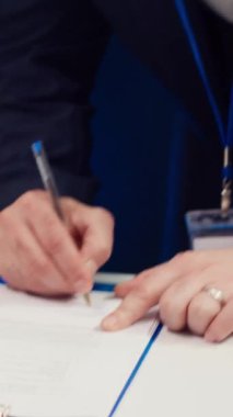 İşletme yöneticileri el sıkışıyor ve yeni bir sözleşme imzalıyor, girişimleri arasında verimli bir işbirliği başlatıyorlar. Liderler terimleri, organizasyonel büyümeyi ve başarıyı kabul ediyorlar. Kamera A.