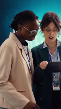 İş analistlerinden oluşan bir ekip, gelecekteki gelişmeler için çalışmak için önceki projelerin geri bildirimlerini değerlendiriyor, çalışma odasındaki dijital pazarlama stratejilerini inceliyor. Girişim girişimi. Kamera B.