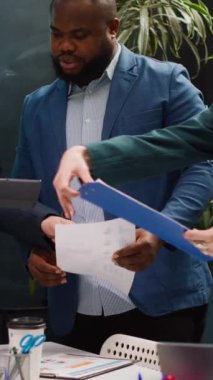 Müşteri memnuniyeti ve tutumunu artırmak için verileri inceleyen yeni iş arkadaşları. Müdür ve işçiler ürün geliştirme ve karar verme konusunda kritik kararlar alıyorlar. Kamera A.