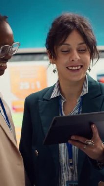 Kurumsal işçiler yönetim kurulundaki proje güncellemelerini ve zaman çizelgelerini inceliyor, rekabetçi bir iş ortamında stratejik hedeflere ulaşmak için bütçe ve faaliyetler oluşturuyorlar. Kamera A.