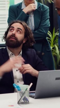 İnternette buldukları tüm içgörü ve istatistik verilerini sunan araştırma ekibi, müdürlerine iş ilerleme ve başarıları hakkında bilgi veriyor. Bilgi toplayan çalışanlar. Kamera A.