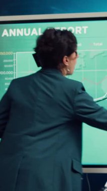 İş genişletme fırsatlarını değerlendiren baş yönetici, ekip lideri ve onun personel üyeleri bilgi grafikleri okuyorlar. Hava tahminleri finansal potansiyeli artırmak için çalışıyor. Kamera A.