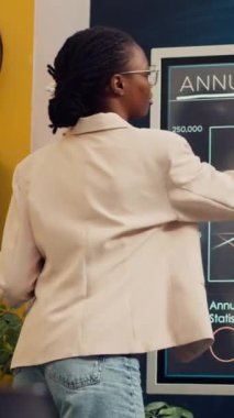 Girişim ekibi interaktif kuruldaki yıllık raporları, piyasa giriş yaklaşımlarını ve küresel büyümeyi kolaylaştırma taleplerini inceleyecek. İş adamları hedeflerine ulaşır. Kamera A.