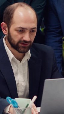 İnternetteki eğilimlere baktıktan sonra proje başarısını kutlayan mutlu iş arkadaşları toplantı odasına atlayıp takımlarıyla gurur duyuyorlar. Yetenekli çalışanlar başarılarının tadını çıkarıyorlar. Kamera A.