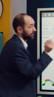 İnsan kaynakları müdürü, iş organizasyonu içinde yeni bir yeteneğe ihtiyaç duyulduğunu belirterek, imzalı sözleşmeler altında yeni işbirlikleri elde etmek için bir öneri oluşturdu. Kamera A.