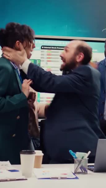Örömteli Felügyelő Véletlenül Megcsókolta Alkalmazottját Izgatottan Túl Vidám Izgatott Volt — Stock videók