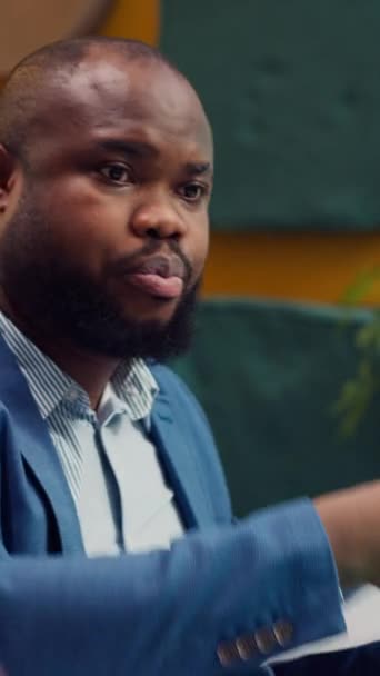 Африканский Американский Менеджер Проектов Обеспечивает Буфер Обмена Всей Важной Информацией — стоковое видео