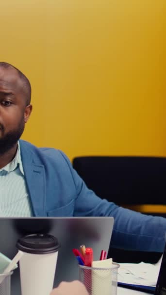 Африканский Американский Менеджер Проектов Обеспечивает Буфер Обмена Всей Важной Информацией — стоковое видео