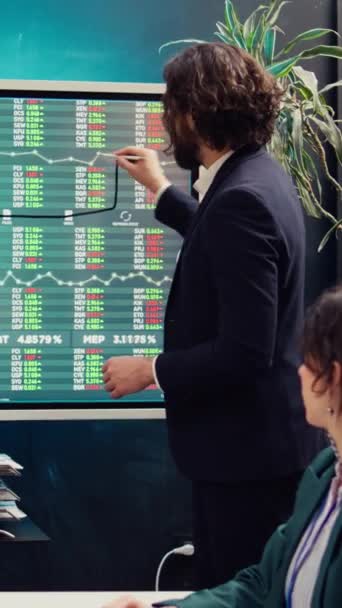 Tým Managementu Prodeje Který Informativní Schůzce Posuzuje Trendy Světovém Akciovém — Stock video