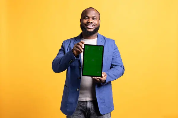 Glimlachende Afro Amerikaanse Man Die Tablet Presenteert Met Groen Scherm — Stockfoto