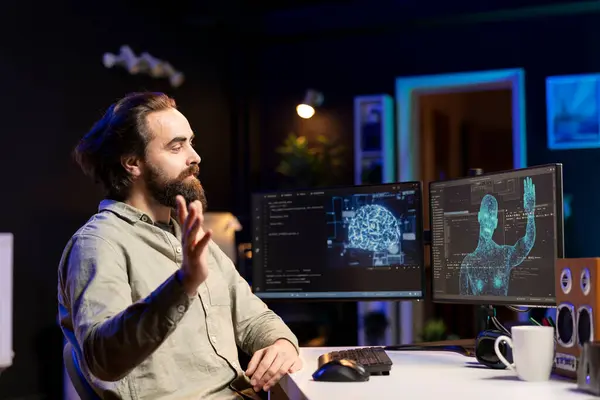 サイバースペース内で人類型を獲得するAiを自覚し 手を振り ソフトウェアプログラマーを給与する 人工知能は感覚的になり 挨拶するコンピュータ科学者 — ストック写真