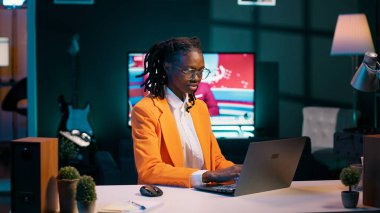 Afrikalı Amerikalı öğrenci dijital kütüphanelerden ve akademik veritabanlarından, uzaktan eğitim kavramından notlar alıyor. Bekarlığa veda gazetesi araştırmaları için sanal röportajlar ya da anketler yapıyorum. Kamera A.