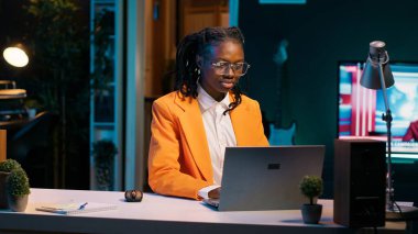 Sanal web sınıfına, işletme yönetimi derslerine girmeden önce ders materyallerini ve ders notlarını inceleyen öğrenci. Öğrenci verileri hesap tablosu kullanarak yorumlamayı öğreniyor. Kamera A.