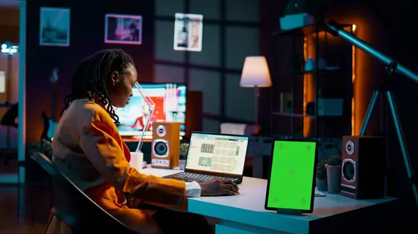 Африканский Американский Студент Бизнесмен Рассматривает Изолированный Зеленый Экран Изучает Электронную — стоковое фото
