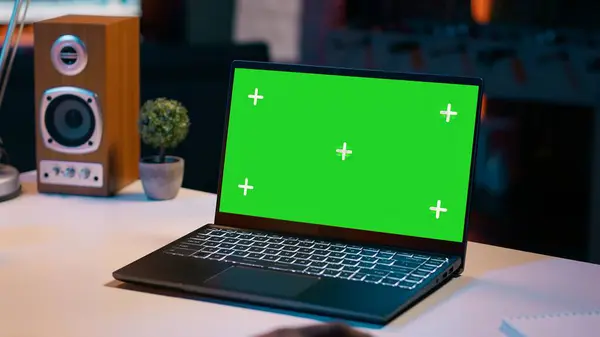 Universitätsstudentin Überprüft Greenscreen Anzeige Auf Laptop Hause Verbessert Ihre Ausbildung Stockfoto