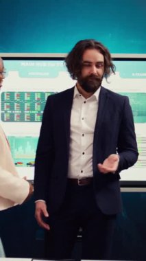 Çalışanlar, şirket içinde kurumsal kültürü geliştirmek için takım liderlerine uygulamalar ve öğrenilen dersler hakkında hitap ediyor, sorunları paylaşıyorlar. Yaklaşan olayların gündemini tartışıyoruz. Kamera B.