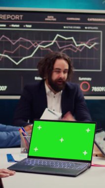 İş ortakları yeşil ekran dizüstü bilgisayarın yanındaki toplantıya katılarak küresel girişimin kaderini tartışıyor ve mali kaynakların geliştirilmesi üzerinde çalışıyorlar. Başlangıç takımı günlük sorunları ele alır. Kamera B.