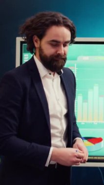 Girişimciler, şirketleri arasında yeni bir ortaklık anlaşması imzalayarak sinerjilerden yararlanmak için güçlerini birleştiriyorlar. Yöneticiler belirli beceri eksikliklerini ve gelişim ihtiyaçlarını çözmek için işbirliği yaparlar. Kamera B.
