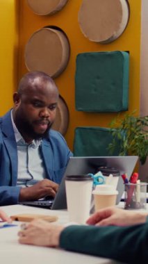 Satış temsilcisi finansal raporları ve performans ölçümlerini arşivlenmiş istatistiklerle gözden geçirir, iş genişletme fırsatları arar. Çok uluslu bir şirket olmak için eğitim. Kamera B.