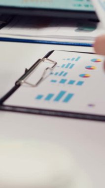 İdari ekip proje detayları hakkında bilgi ve güncellemeleri paylaşıyor, meslektaşlarını bilgilendirmek için brifing veriyor. İş arkadaşları başarıyı sağlamak için dahili iletişim stratejileri geliştirir. Kamera A.