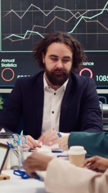 Hava tahminleri, şirketlerin pazardaki eşsiz değerini vurgulamak için toplantılarda bilgi toplama, marka farklılaştırma stratejilerini ele alma ve bilgi toplama bağlantıları kurmaktadır. Halkla ilişkiler yönetimi. Kamera A.