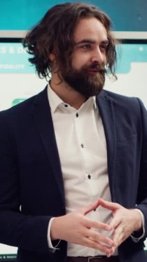 Şirket çalışanlarının dikey video portresi, ticari genişleme veya küresel ortaklıklar için yeni fırsatlar keşfetmek üzere bir toplantı odasında toplandı. Meslektaşlar fikir ve izlenim paylaşıyorlar