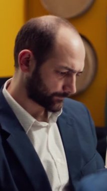 Proje başarısını sağlamak için satış trendlerini ve pazar taleplerini inceleyen muhasebe uzmanları, yürütme toplantısında veri bilgilerine bakıyorlar. Finans departmanı gelir kaynaklarını gözden geçiriyor. Kamera A.