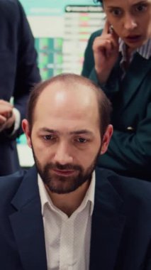 İnternetteki eğilimlere baktıktan sonra proje başarısını kutlayan mutlu iş arkadaşları toplantı odasına atlayıp takımlarıyla gurur duyuyorlar. Yetenekli çalışanlar başarılarının tadını çıkarıyorlar. Kamera B.