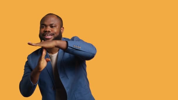 쾌활한 아프리카계 미국인 남자가 타임아웃을 요구하고 손짓을 활동을 멈추고 있습니다 — 비디오