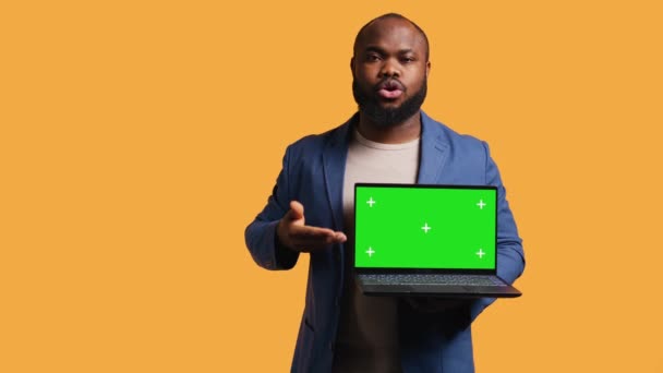 Lapyop 스튜디오 배경을 영향력 마케팅을 아프리카계 미국인 남자의 초상화 카메라 — 비디오