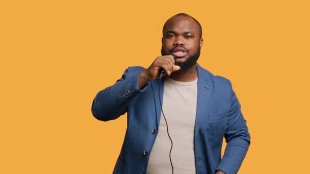 Αισιόδοξος Αφροαμερικάνος Τραγουδιστής Κρατάει Μικρόφωνο Παίζει Μουσική Απομονωμένος Κίτρινο Φόντο — Αρχείο Βίντεο