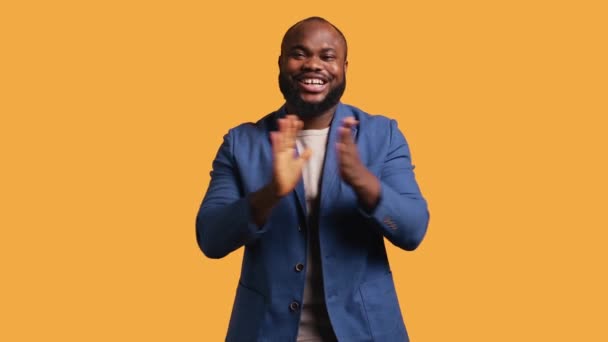 认可微笑的非洲裔美国人快乐地拍手 满足于自己的成就 Bipoc的人欢呼 做称赞的手势 隔离在工作室的背景 相机B — 图库视频影像