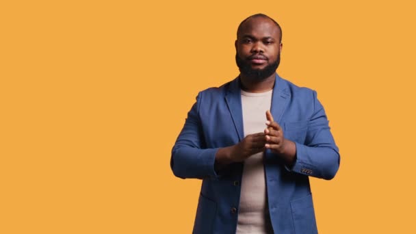 아프리카계 미국인 남자가 행복하게 업적에 정전기 흥미로운 Bipoc 스튜디오 배경에 — 비디오