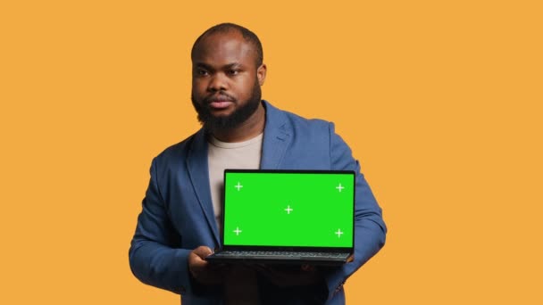 Vendedor Segurando Laptop Tela Isolada Fazendo Recomendação Conversando Com Público — Vídeo de Stock