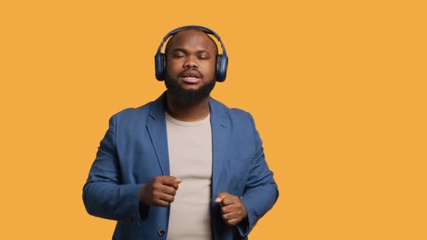 Χαρούμενος Άνθρωπος Που Διασκεδάζει Ακούει Αισιόδοξα Τραγούδια Μέσω Ακουστικών Αισθάνεται — Αρχείο Βίντεο