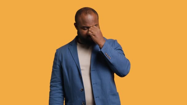 아프리카계 미국인 남자는 과도한 두통과 요령으로 스튜디오 배경에서 느낀다 Bipoc — 비디오