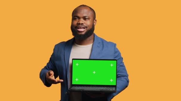 Lächelnder Mann Mit Isoliertem Bildschirm Laptop Der Empfehlungen Gibt Mit — Stockvideo