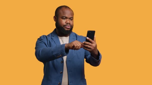 Улыбающийся Африканский Американец Приветствует Друзей Время Телеконференции Помощью Смартфона Студийного — стоковое видео