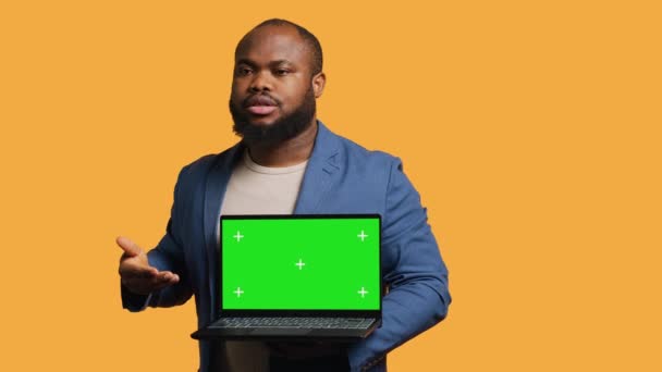 Retrato Del Hombre Afroamericano Haciendo Marketing Influencers Usando Lapyop Pantalla — Vídeos de Stock