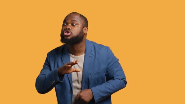 Sinirli Afro Amerikalı Adam Sessiz Hareketi Yapıyor Gürültüden Rahatsız Oluyor — Stok video