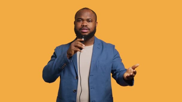 Portrét Afroamerického Přednášejícího Držícího Monolog Pomocí Mikrofonu Gestikulující Rukama Studiové — Stock video