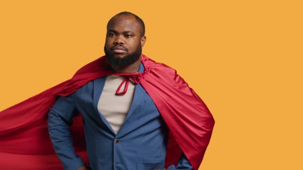 Supereroe Afroamericano Che Vola Con Mantello Rosso Isolato Sullo Sfondo — Video Stock