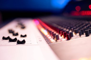 Motorlu faders ve seri üretim konsepti işleme ve montaj için kullanılan birden fazla düğmeli kontrol odası masası. Panelde ses kaydetmek için düğmeler ve kaydıraklar var. Kapat..