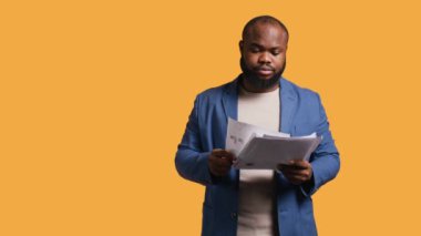 Şirket için kar analizi yapan bir muhasebeci. Kafa karıştırıcı veriler ve stüdyo geçmişi karşısında şaşkın hissediyor. Finansal bütçe hazırlayan işçiler, kazı kazan kafa, finansal rakamlar, kamera B